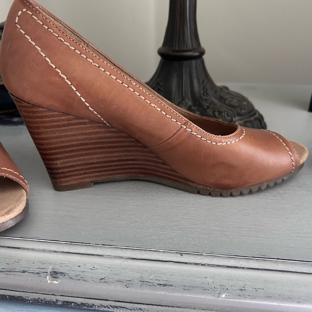 AEROSOLES Brown Tan Peep-Toe Wedge Pumps - Picture 2 of 3